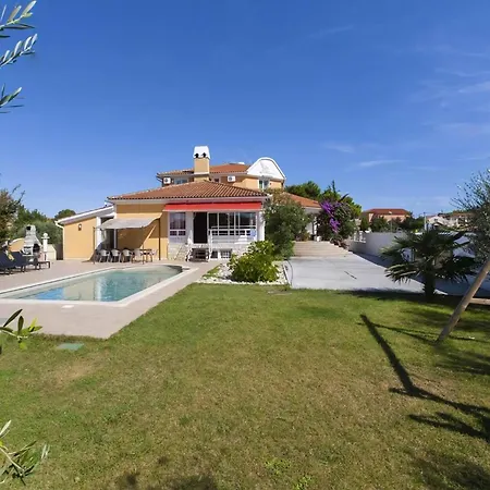 Holiday home Mit Garten Und Pool Fuer Ganze Familie *
