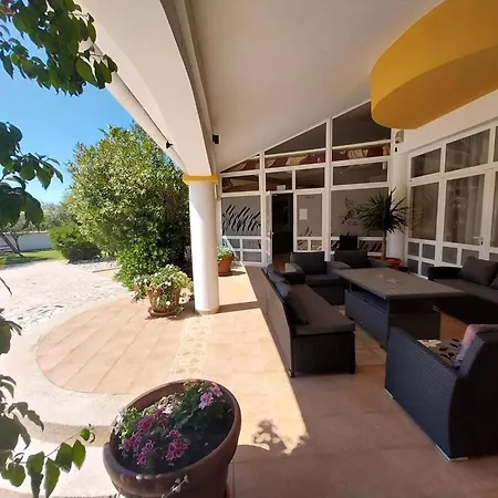Mit Garten Und Pool Fuer Ganze Familie