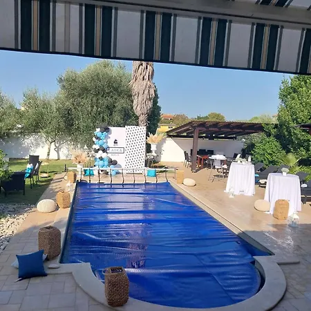 Mit Garten Und Pool Fuer Ganze Familie *
