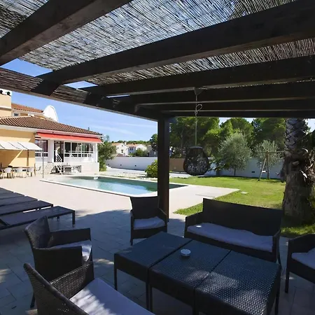 Mit Garten Und Pool Fuer Ganze Familie